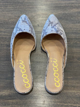 Load image into Gallery viewer, The Molly Flat Shoe-Beige Snake