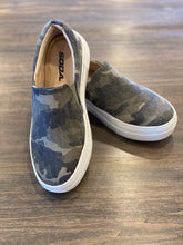 Load image into Gallery viewer, Soda Hike Slip On Shoe- Camo
